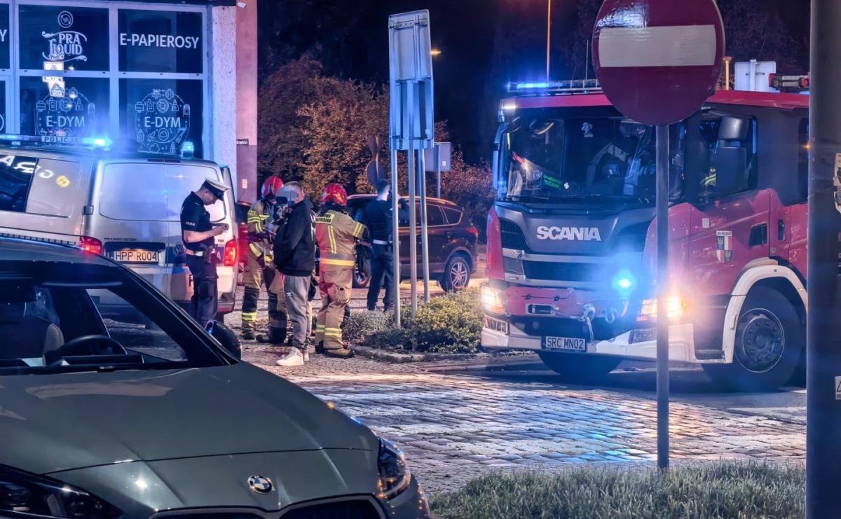 Mężczyzna przygnieciony przez samochód, kobieta wypadła z balkonu. Strażacy interweniowali w regionie - raport 998 - Serwis informacyjny z Raciborza - naszraciborz.pl