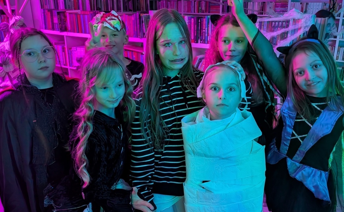 Czytanie w ciemnościach w bibliotece w Brzeziu - Serwis informacyjny z Raciborza - naszraciborz.pl