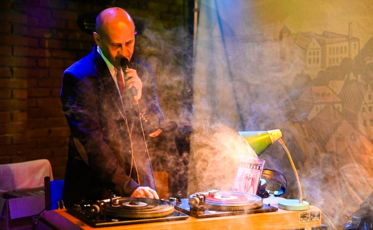 Andrzejki z DJ Romkiem w Raciborskim Centrum Kultury. Powrót do muzyki z winyli - Serwis informacyjny z Raciborza - naszraciborz.pl