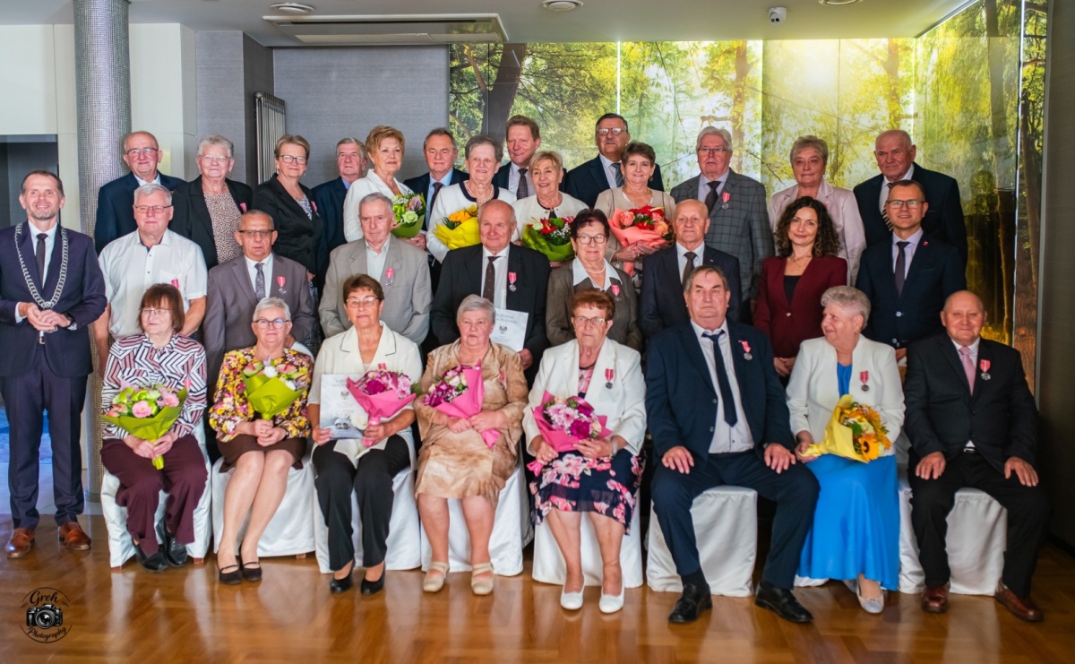 Zakochać się, to nie sztuka. Sztuką jest wytrwać w tej miłości. Jubileusze małżeńskie w Krzanowicach [FOTO] - Serwis informacyjny z Raciborza - naszraciborz.pl
